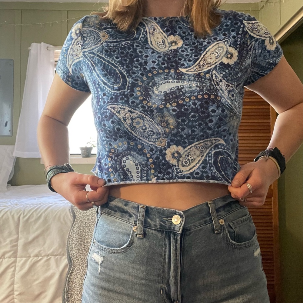 blue pattered cropped shirt